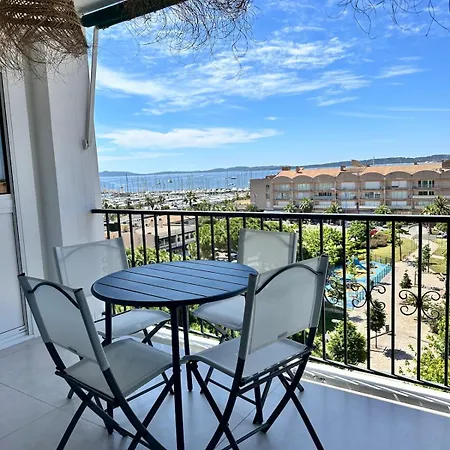 Bleu Horizon, Vue Hyères